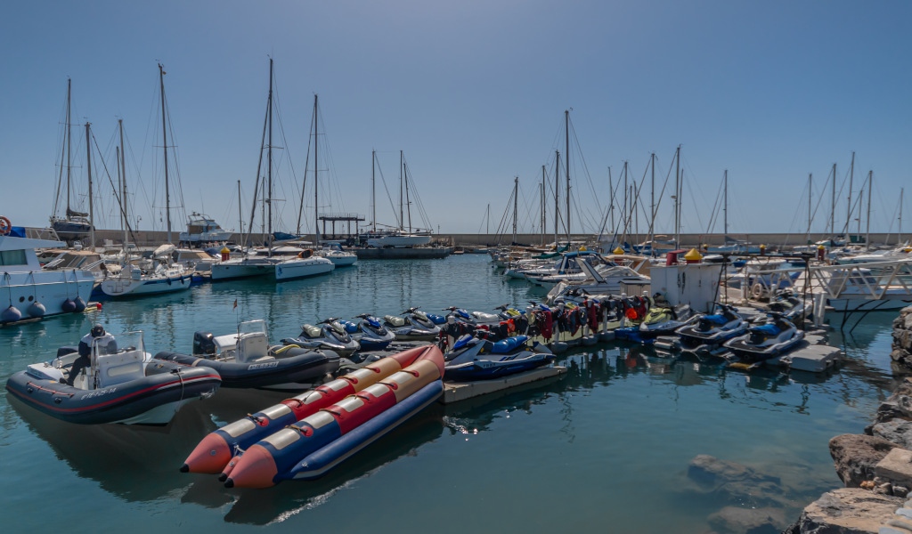 Jetskis und Boote legten im Hafen von Teneriffa an.
