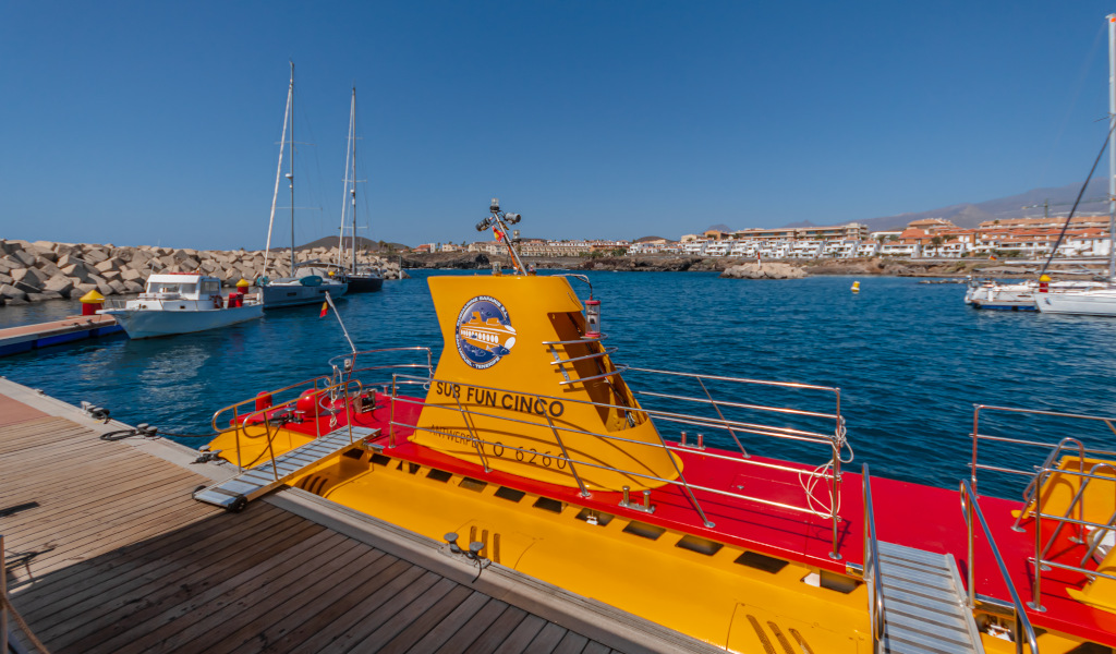 Ein gelbes U-Boot legte im Hafen von Puerto de la Cruz, Teneriffa, an, mit Booten im Hintergrund.