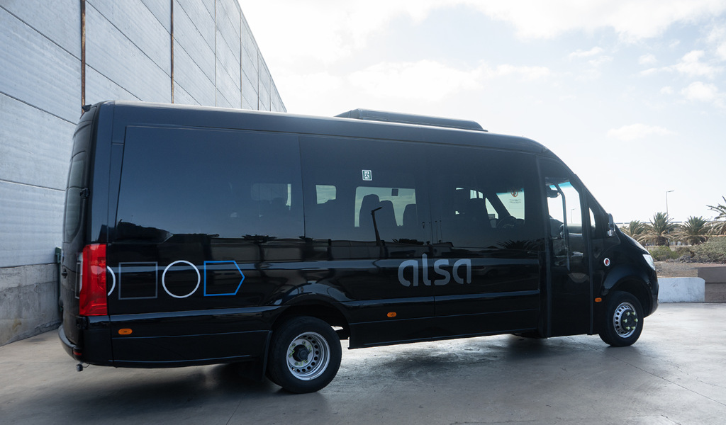 Alsa schwarzer Minibus auf Teneriffa geparkt.