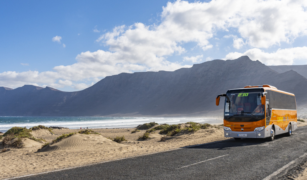 Buslinie 230 fährt auf einer Küstenstraße auf Teneriffa.