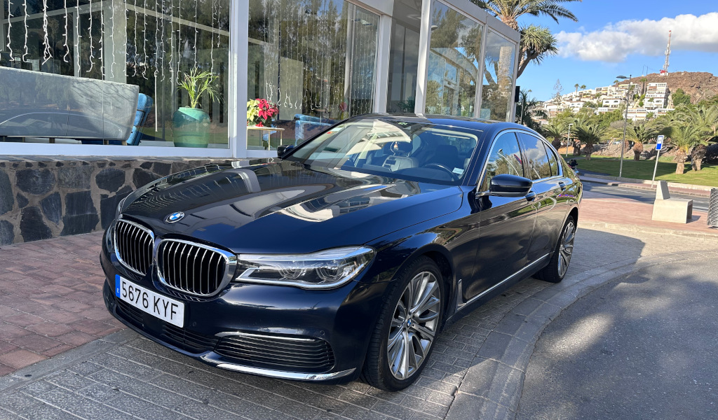 Auto vor dem Gebäude auf Teneriffa geparkt. Kennzeichen: 5676 KYF.
