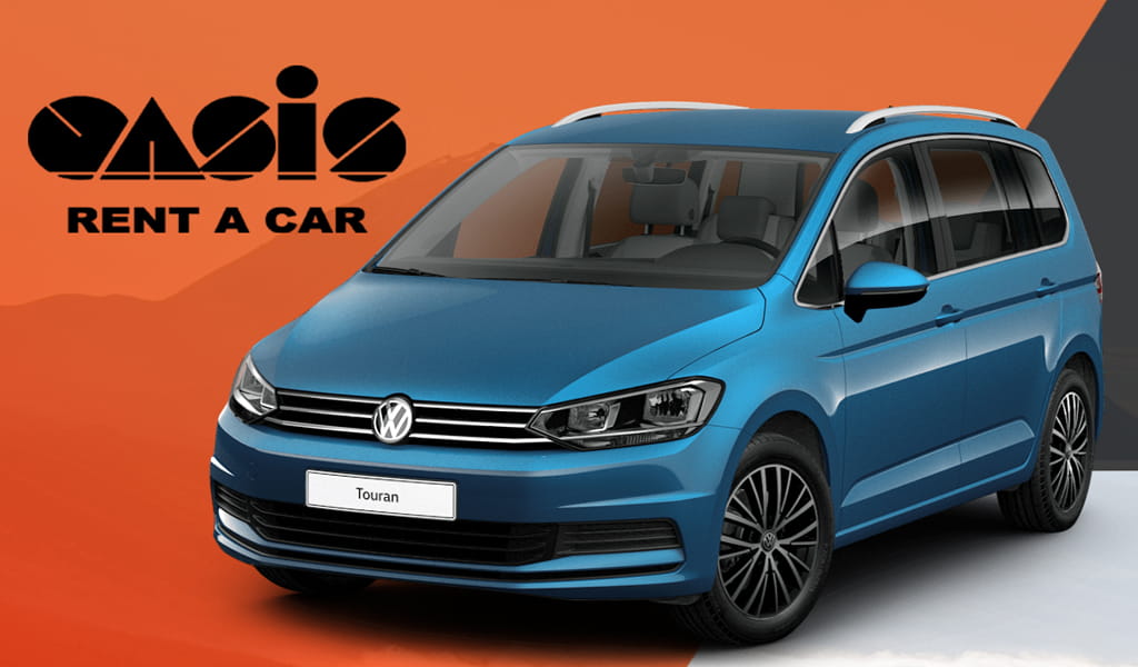 Blauer Volkswagen Touran mit Oasis Rent a Car Logo.