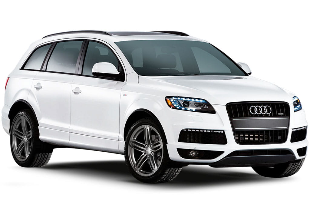 Weißer Audi Q7 SUV geparkt, von der Seite gesehen.