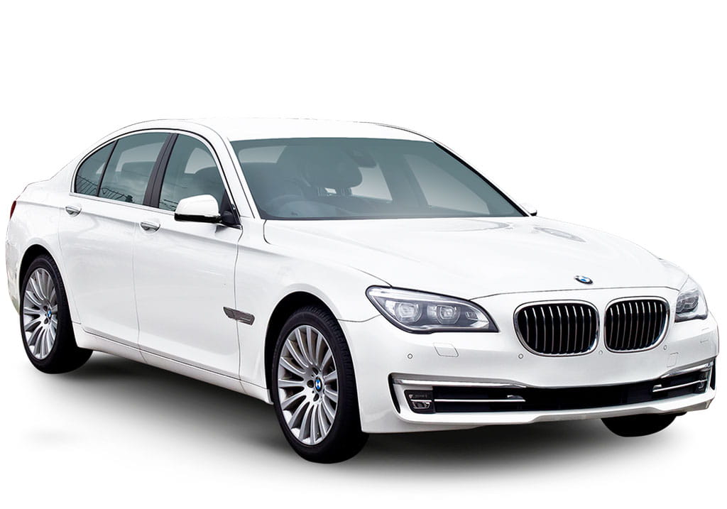 Weiße BMW-Limousine auf Teneriffa geparkt.