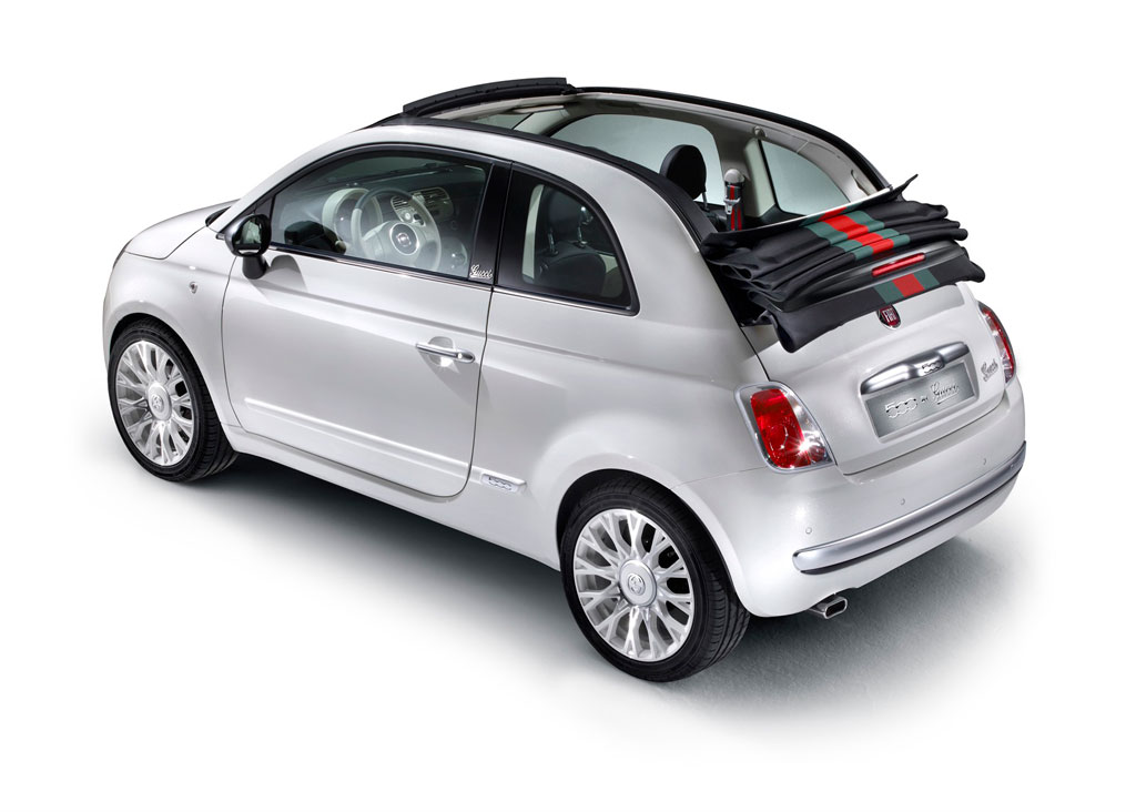 Weißer Fiat 500C von hinten gesehen mit Cabrio-Dach.