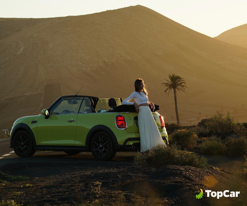 Grünes Cabriolet mit Person vor der Berglandschaft auf Teneriffa.