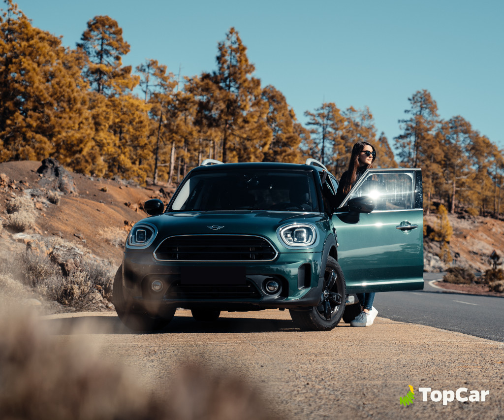 Auto auf der Bergstraße auf Teneriffa mit einer Person an der offenen Tür.