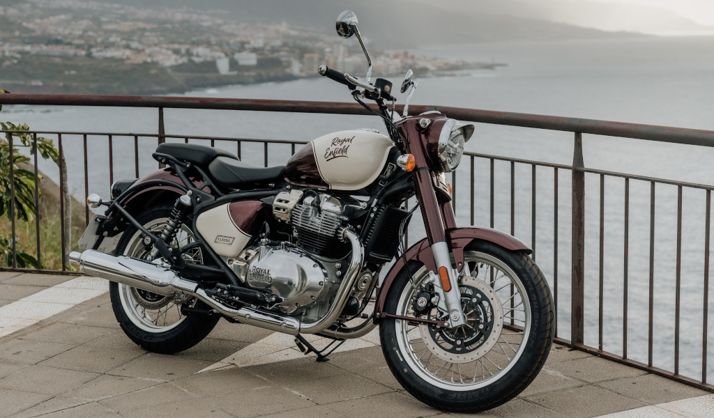 Royal Enfield Motorrad mit Meerblick auf Teneriffa geparkt.