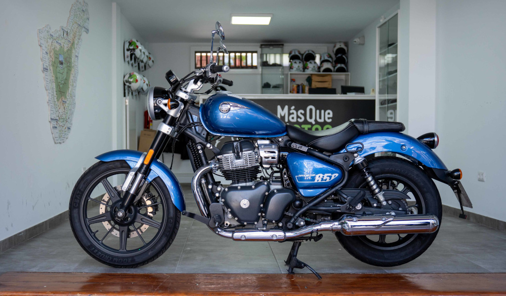Blaues Motorradmodell B52 in einem Geschäft auf Teneriffa geparkt.