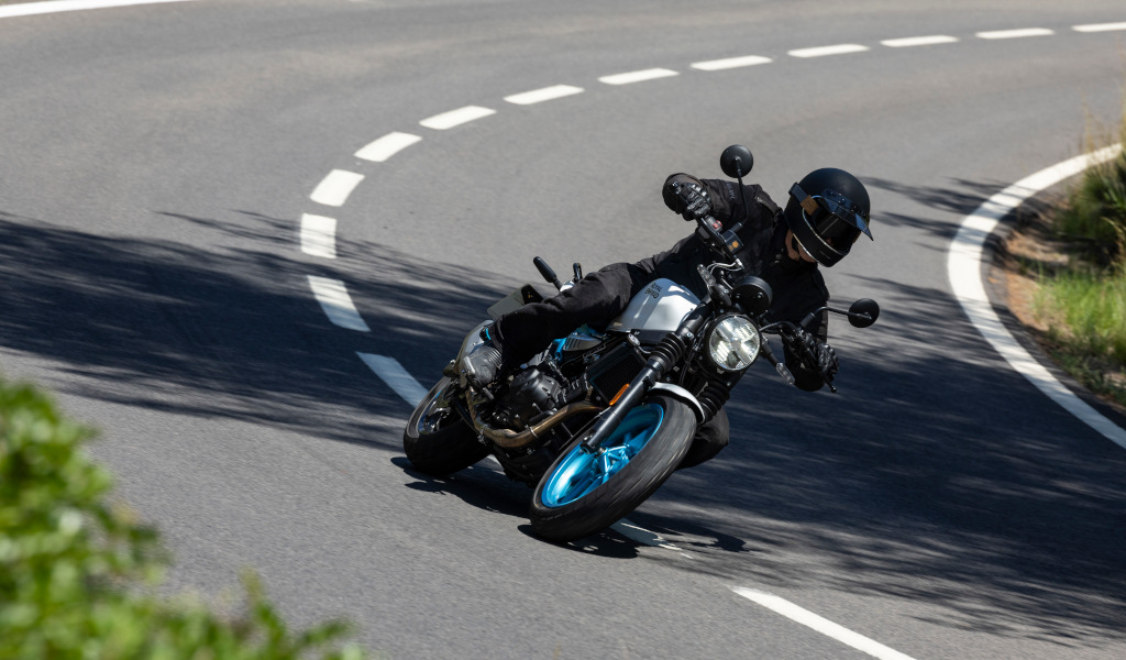 Motorradfahrer nimmt eine Kurve auf der Straße auf Teneriffa.
