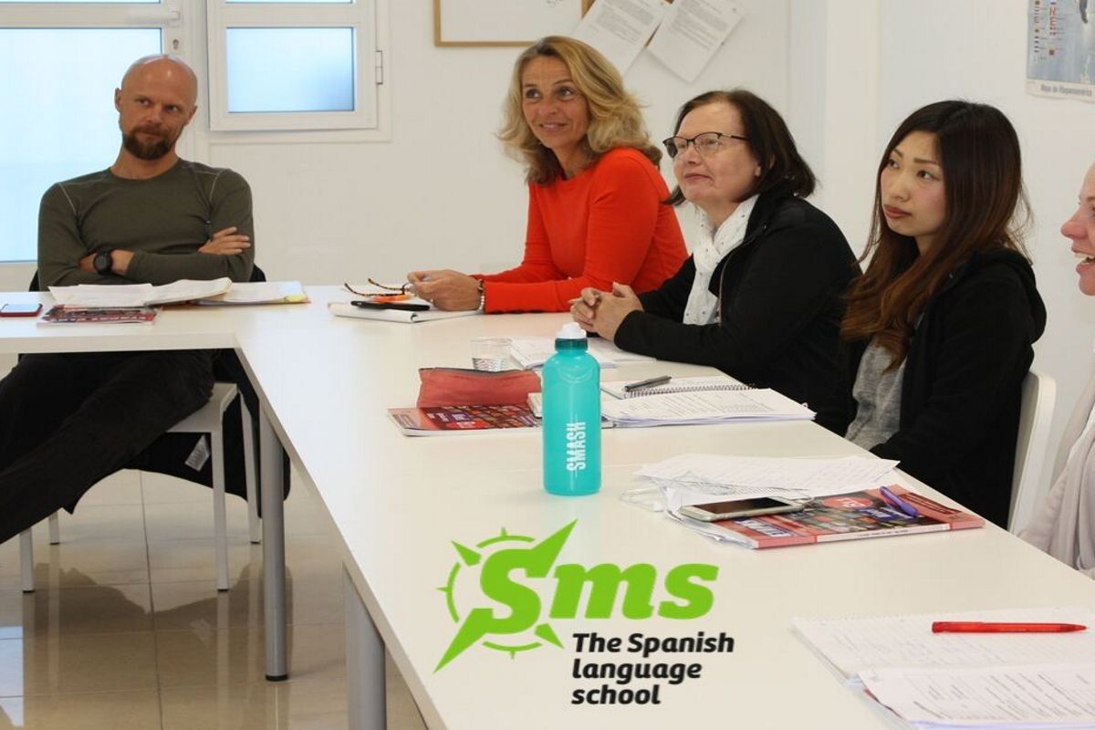 Personen im Spanischunterricht an der SMS, der spanischsprachigen Schule auf Teneriffa.