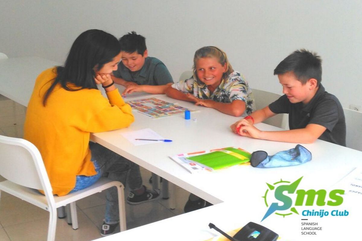 Kinder, die ein Brettspiel in einer spanischen Schule auf Teneriffa spielen.
