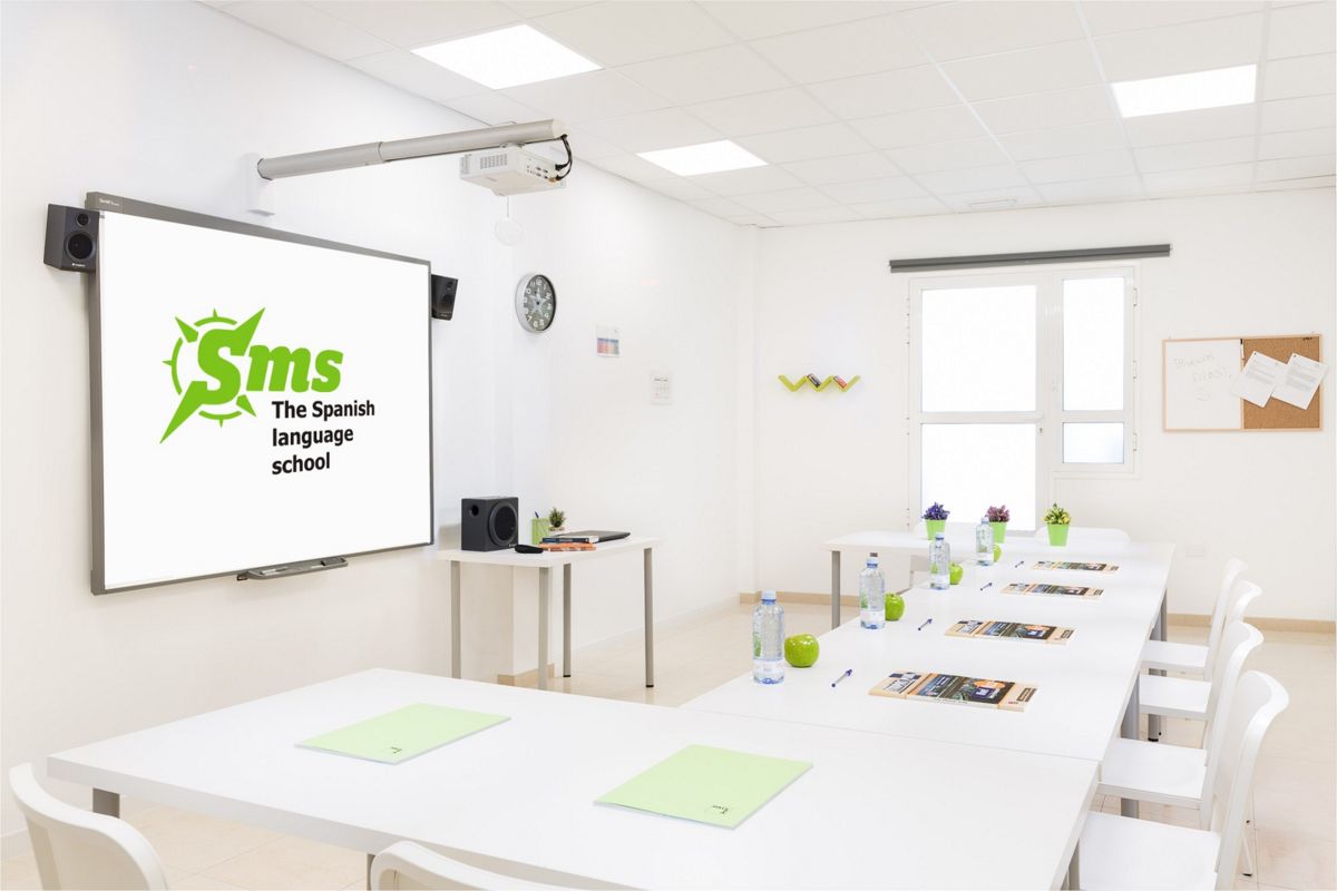 Sprachschulklassenzimmer auf Teneriffa mit dem Logo der spanischsprachigen Schule auf dem Bildschirm.
