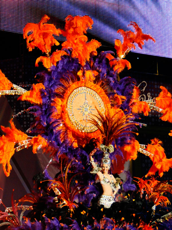 Karneval von Santa Cruz de Tenerife mit farbenfrohen Kostümen und Federn.