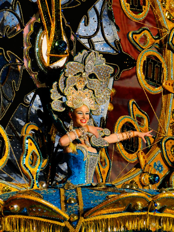Person in buntem Kostüm beim Karnevalsparade von Teneriffa.