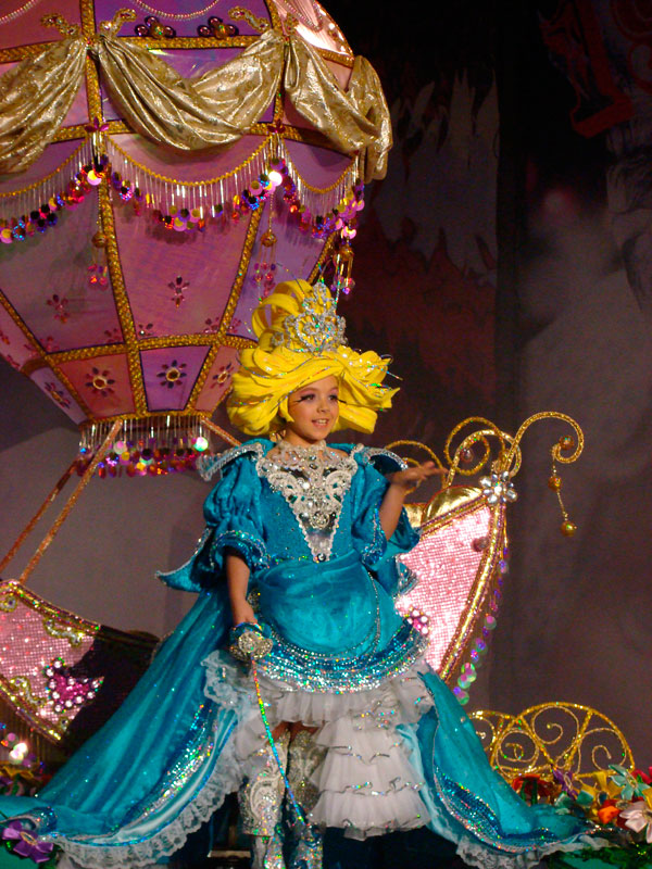 Mädchen im farbenfrohen Karnevalskostüm in Santa Cruz de Tenerife.