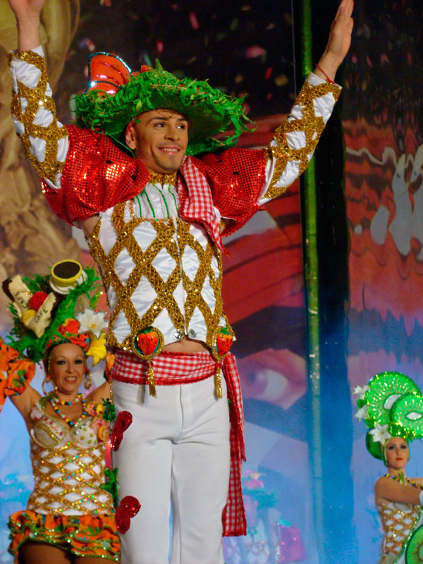 Tänzerin in festlicher Kostüm beim Karneval von Santa Cruz de Tenerife.