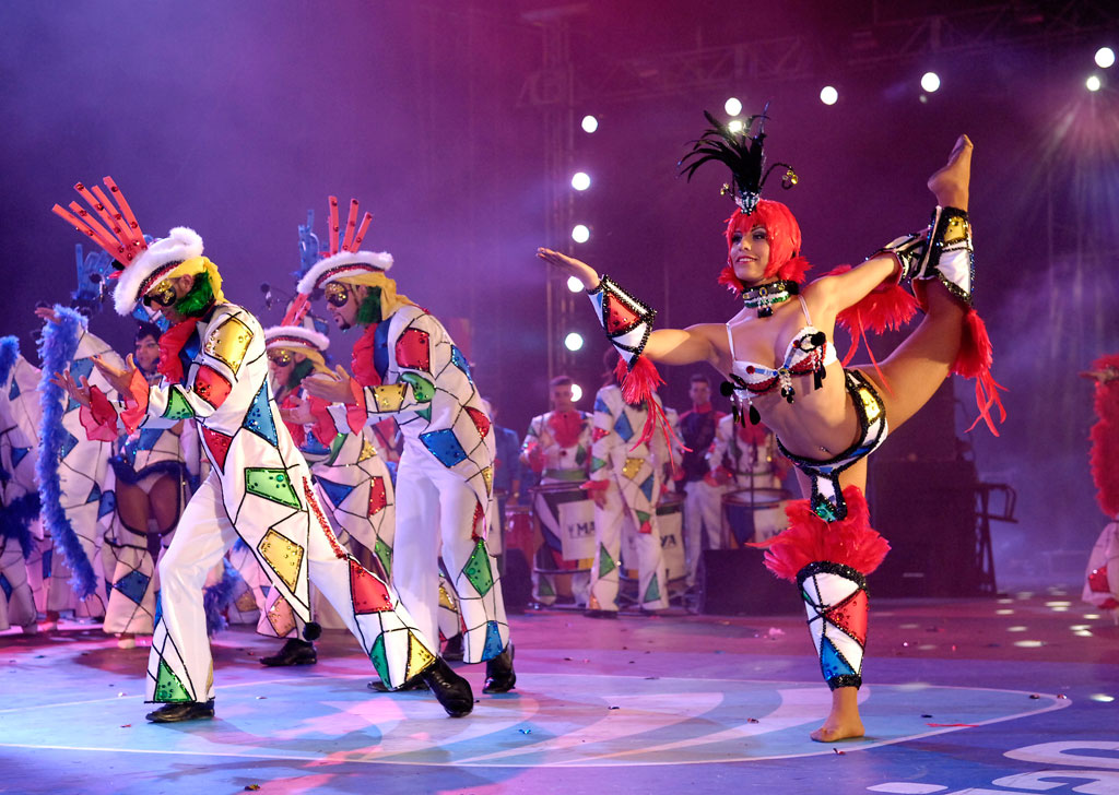 Tänzer in bunten Kostümen, die beim Karneval von Teneriffa auftreten.