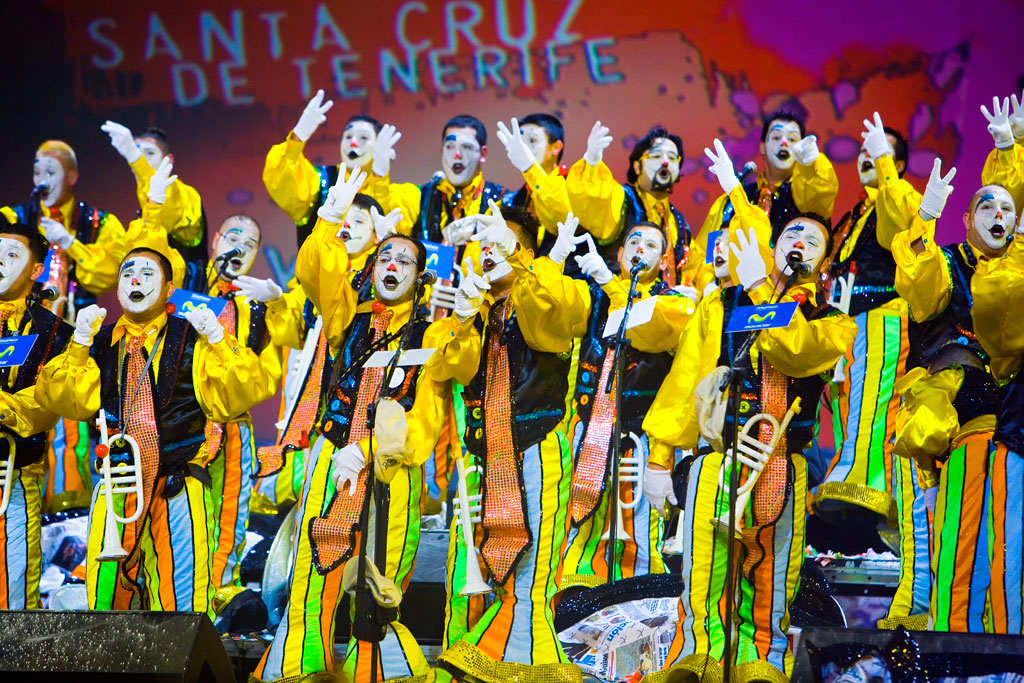 Als bunte Pantomimen verkleidete Menschen singen beim Karneval von Santa Cruz de Tenerife.