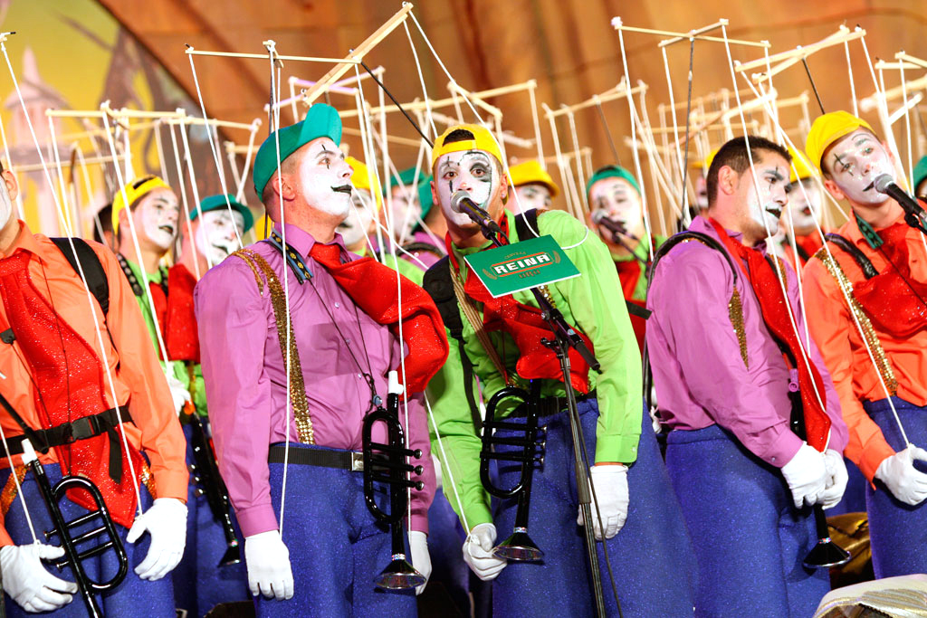 Vergleichen Sie mit bunten Kostümen und Make-up beim Karneval von Santa Cruz de Tenerife.