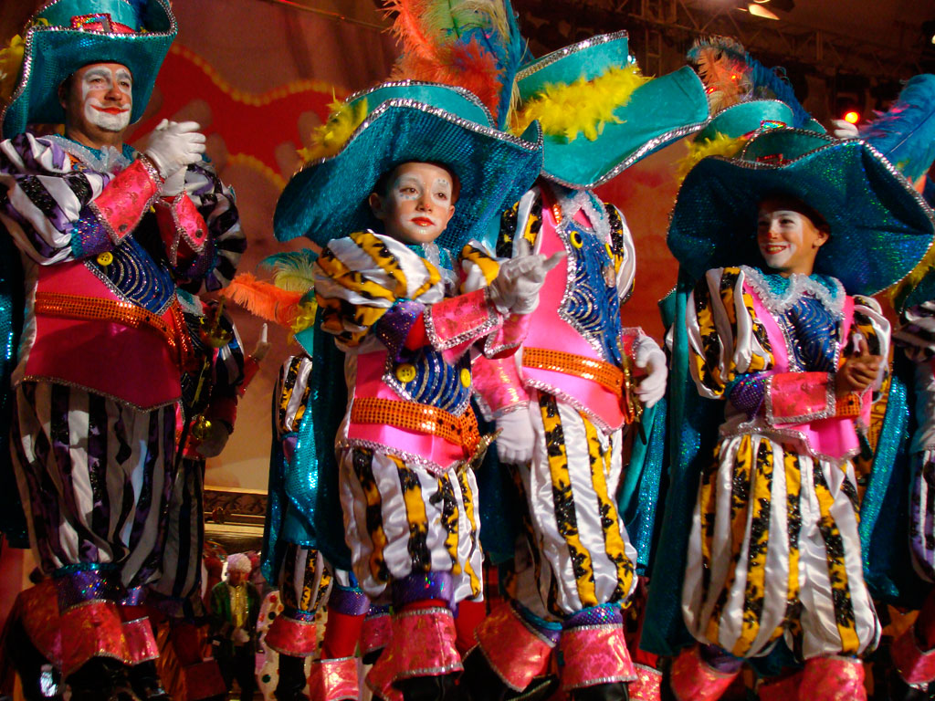 Die Menschen zogen sich auf dem Karneval auf Teneriffa schick an, trugen farbenfrohe und bunte Kostüme.