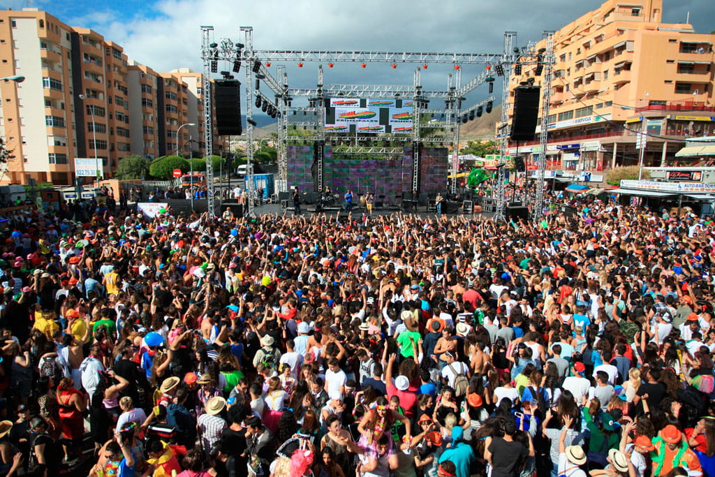 Open-Air-Konzert auf Teneriffa mit einer Menschenmenge vor der Bühne.