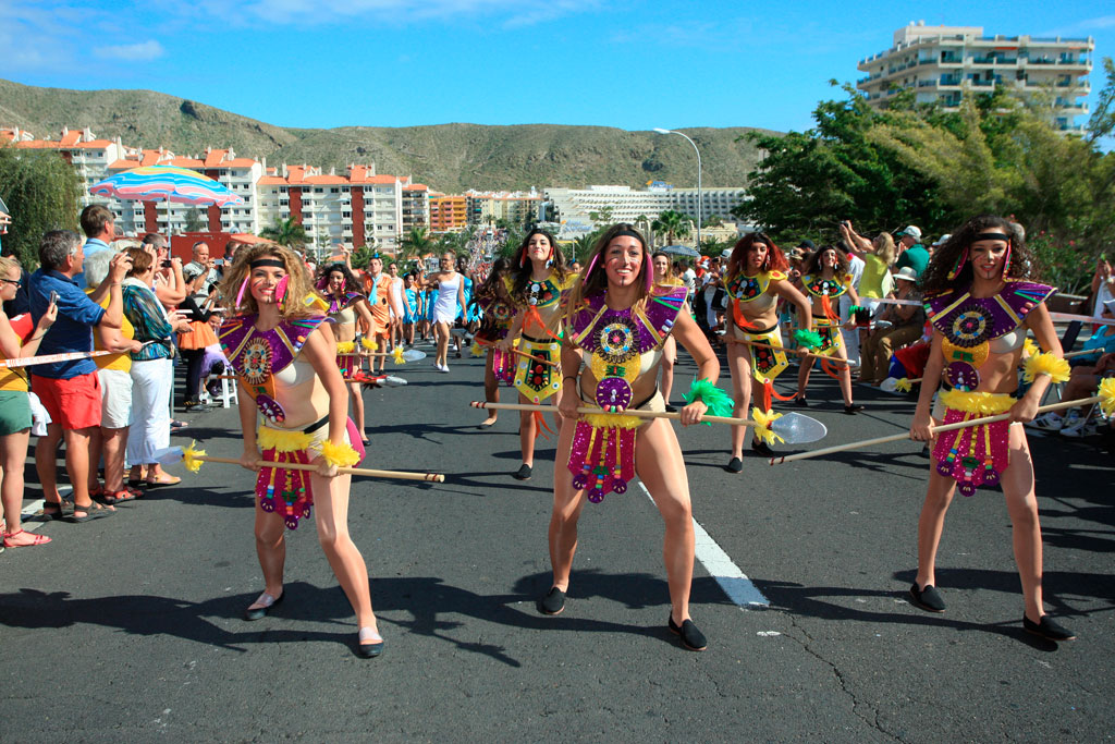 Gruppe von Tänzern bei einer Straßenparade auf Teneriffa.