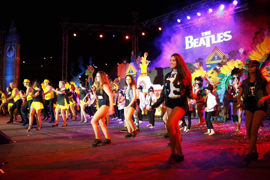 Gruppe von Tänzern bei einer Beatles-Show auf Teneriffa.
