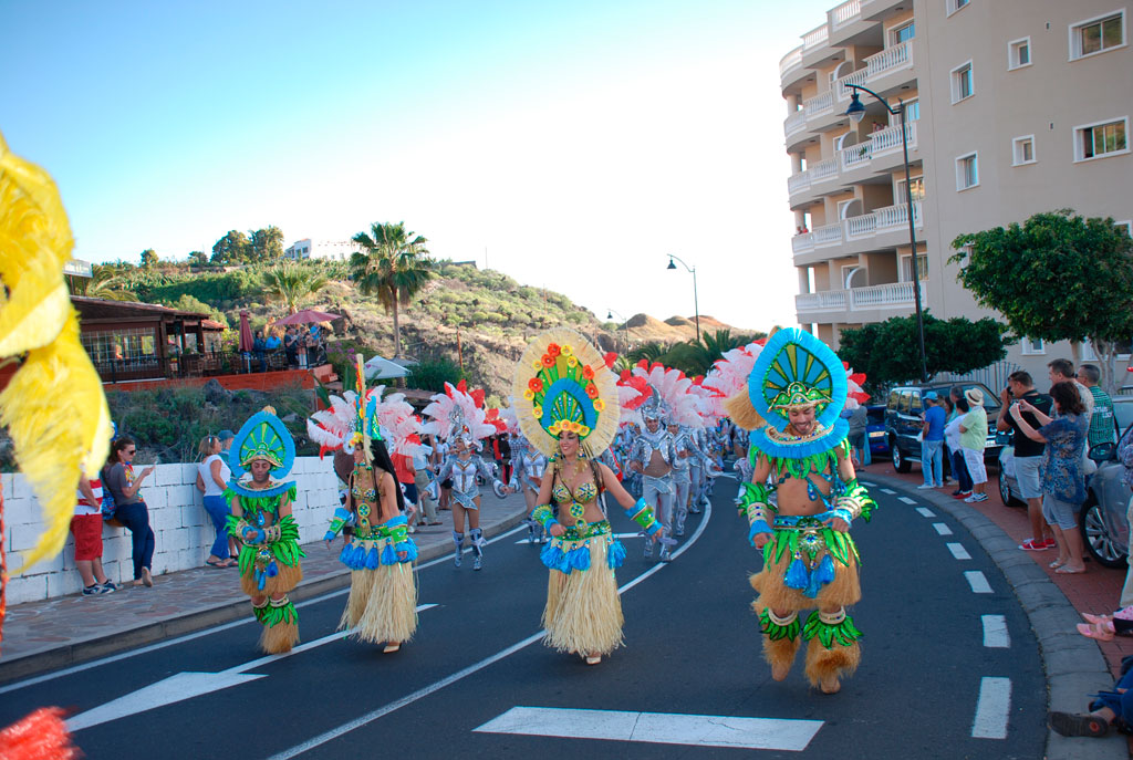 Menschen in bunten Kostümen ziehen während des Karnevals in Santa Cruz de Tenerife um.