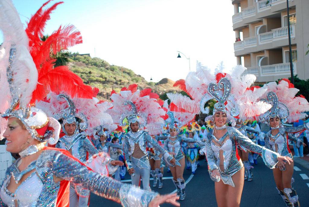 Kostümierte Tänzer beim Karneval von Santa Cruz de Tenerife.