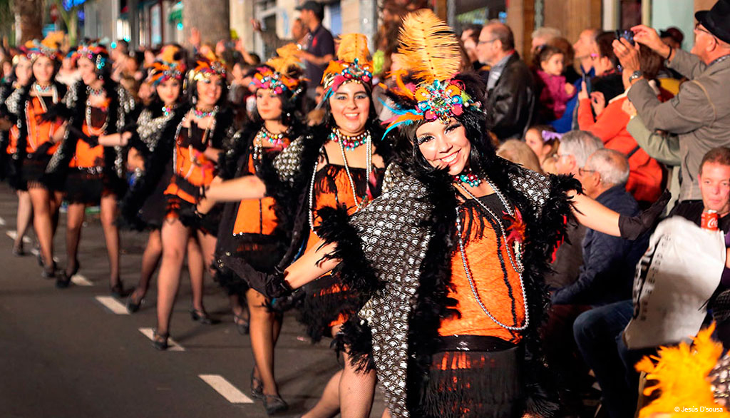 Gruppe von Tänzern beim Karnevalsumzug in Santa Cruz de Tenerife.