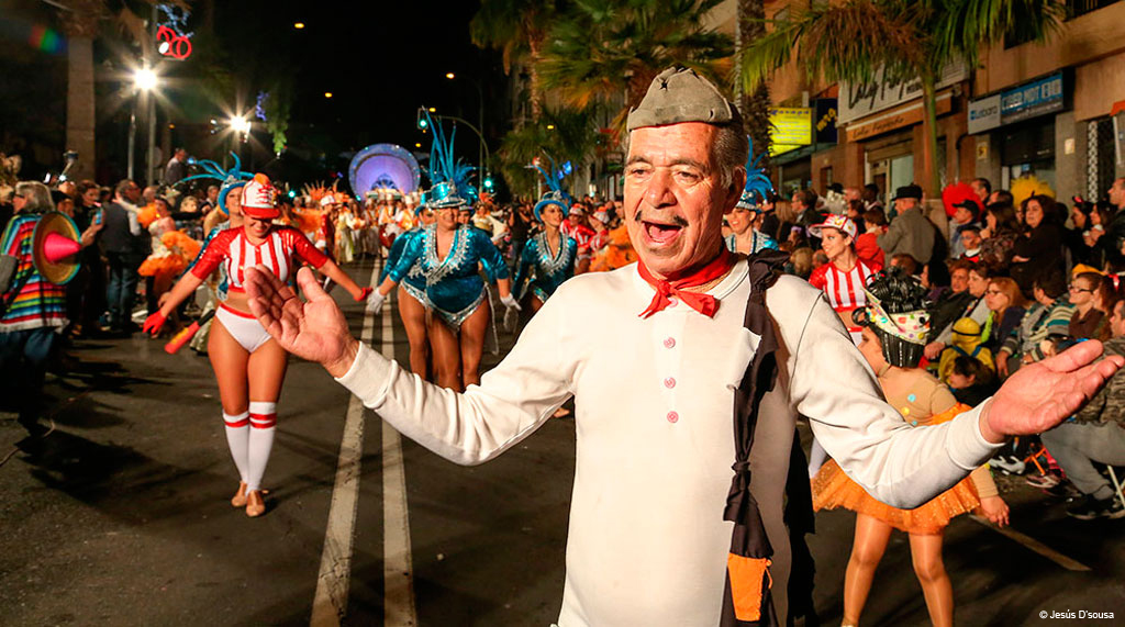 Karnevalsparade in Santa Cruz de Tenerife mit farbenfrohen Kostümen.