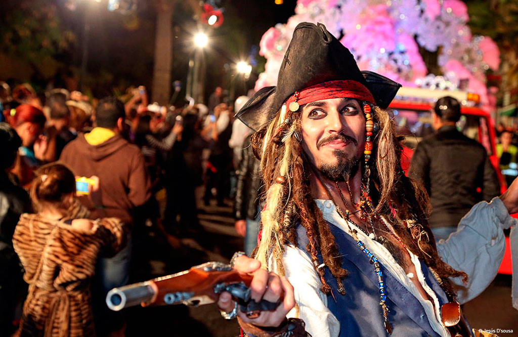 Figur als Pirat verkleidet auf einer Party in Santa Cruz de Tenerife.