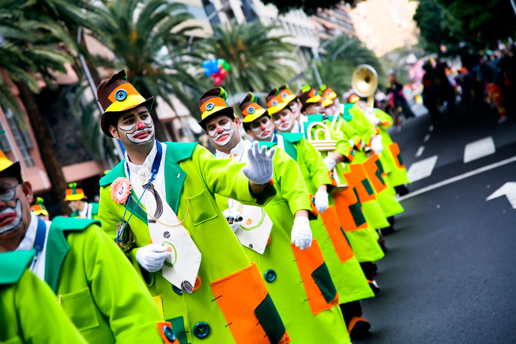 Kostümierte marschieren beim Karneval von Santa Cruz de Tenerife.