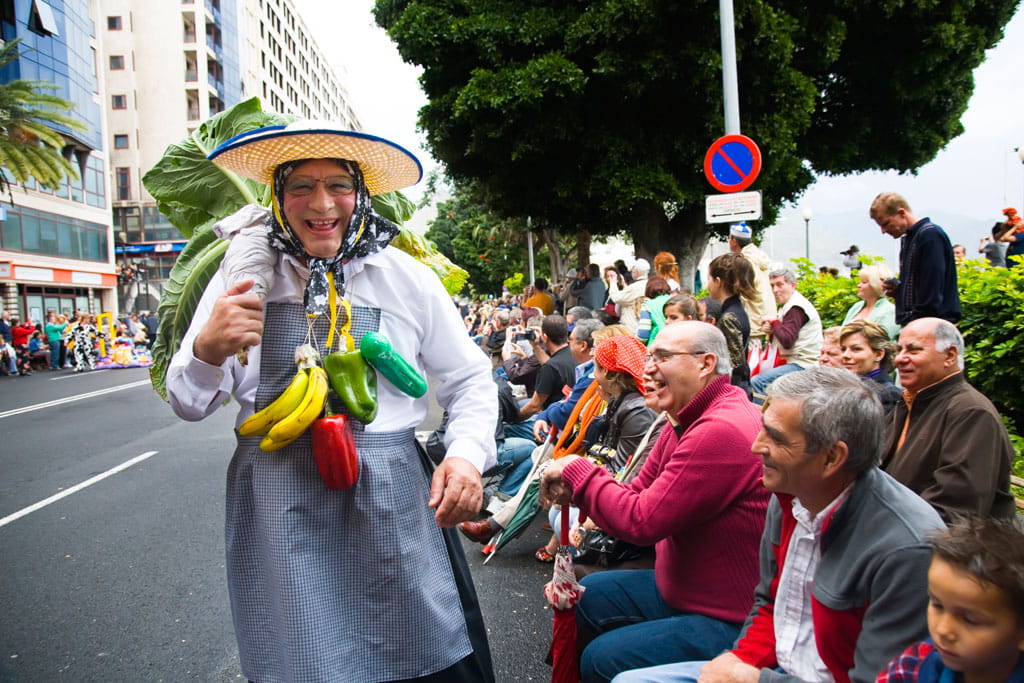 Feier in Santa Cruz de Tenerife mit einem Mann in Kostüm, der das Publikum aufmuntert.
