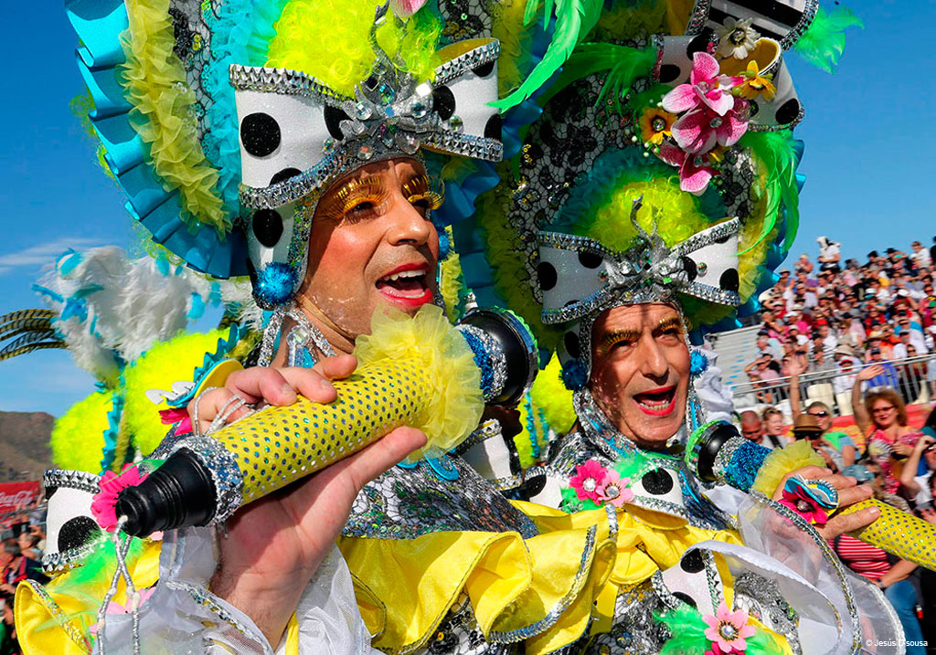 Menschen in Kostümen, die beim Karneval von Teneriffa sangen.