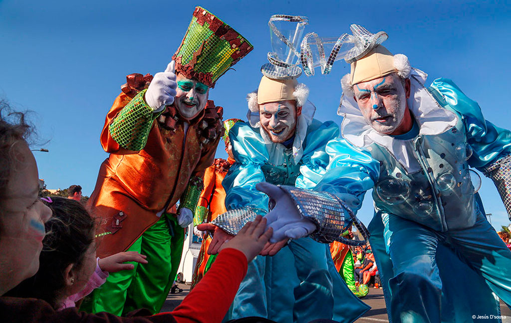 Clowns begrüßen Kinder während des Karnevals auf Teneriffa.