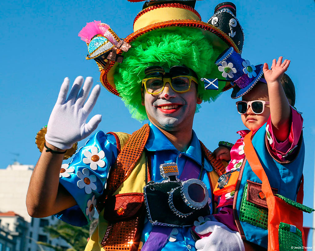 Person, verkleidet als Clown und Kind auf dem Karneval auf Teneriffa.
