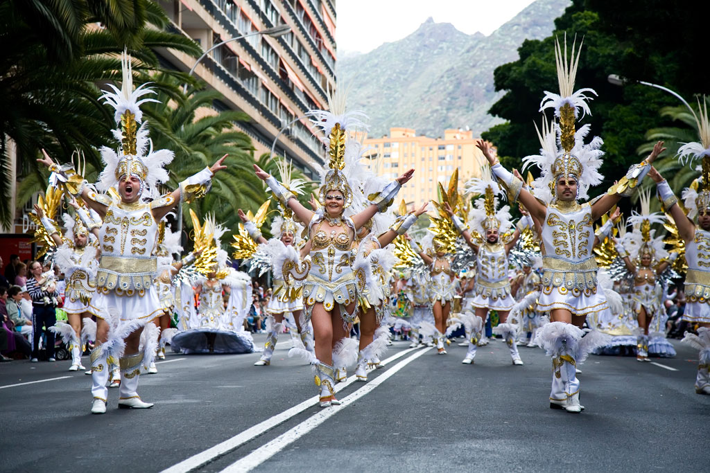 Eine Gruppe von Menschen in goldenen und weißen Karnevalskostümen marschiert in Santa Cruz de Tenerife.