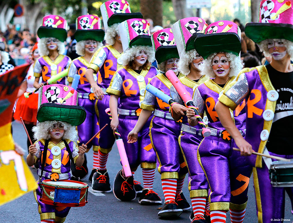 Eine Gruppe von Menschen in Kostümen bei einer Karnevalsparade in Santa Cruz, Teneriffa.