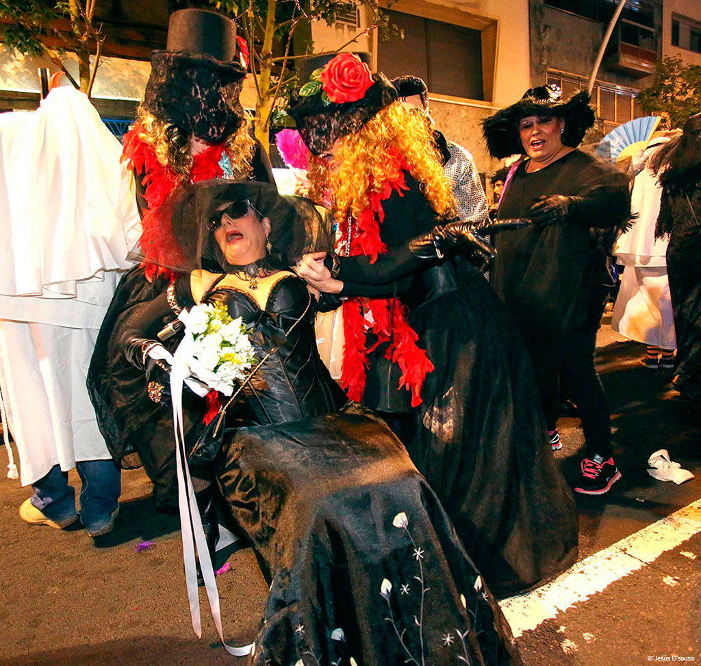 Menschen in Kostümen bei einer nächtlichen Feier in Santa Cruz de Tenerife.
