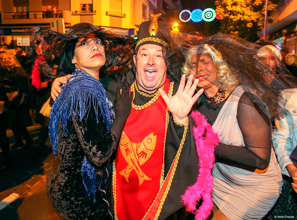 Kostümierte feiern Karneval in Santa Cruz de Tenerife.