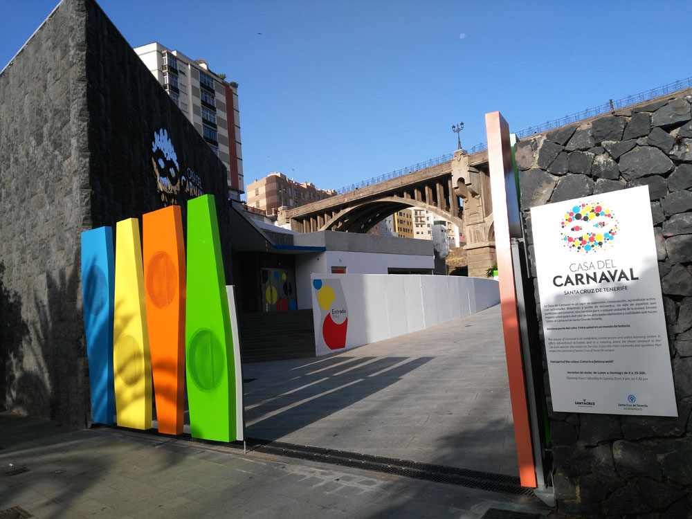 Einrichtungen der Casa del Carnaval in Santa Cruz de Tenerife mit farbenfrohen Dekorationen am Eingang.