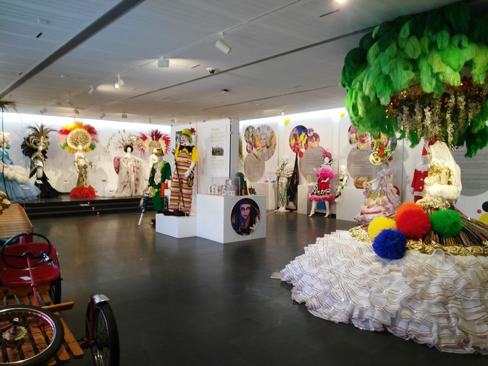 Ausstellung bunter Karnevalskostüme auf Teneriffa.