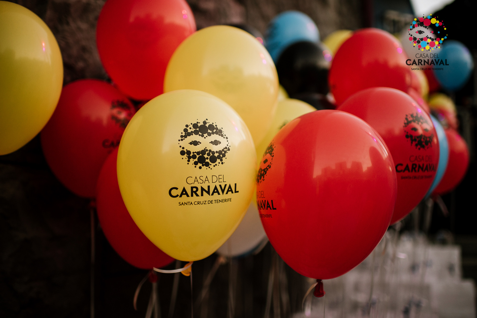 Rote und gelbe Ballons mit dem Text CASA DEL CARNAVAL, Santa Cruz de Tenerife.
