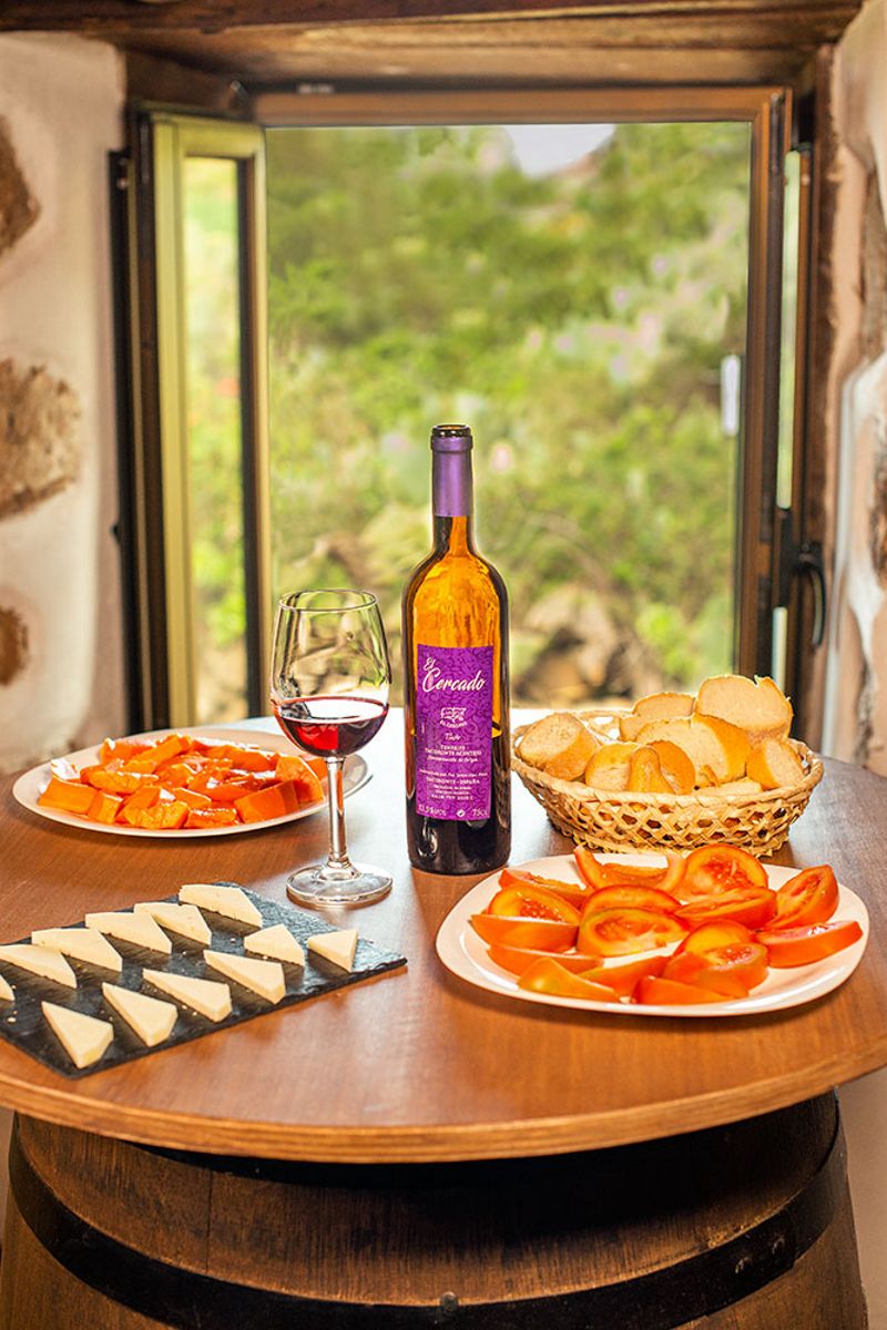 Flasche El Cercado Wein und Snacks auf dem Tisch auf Teneriffa.