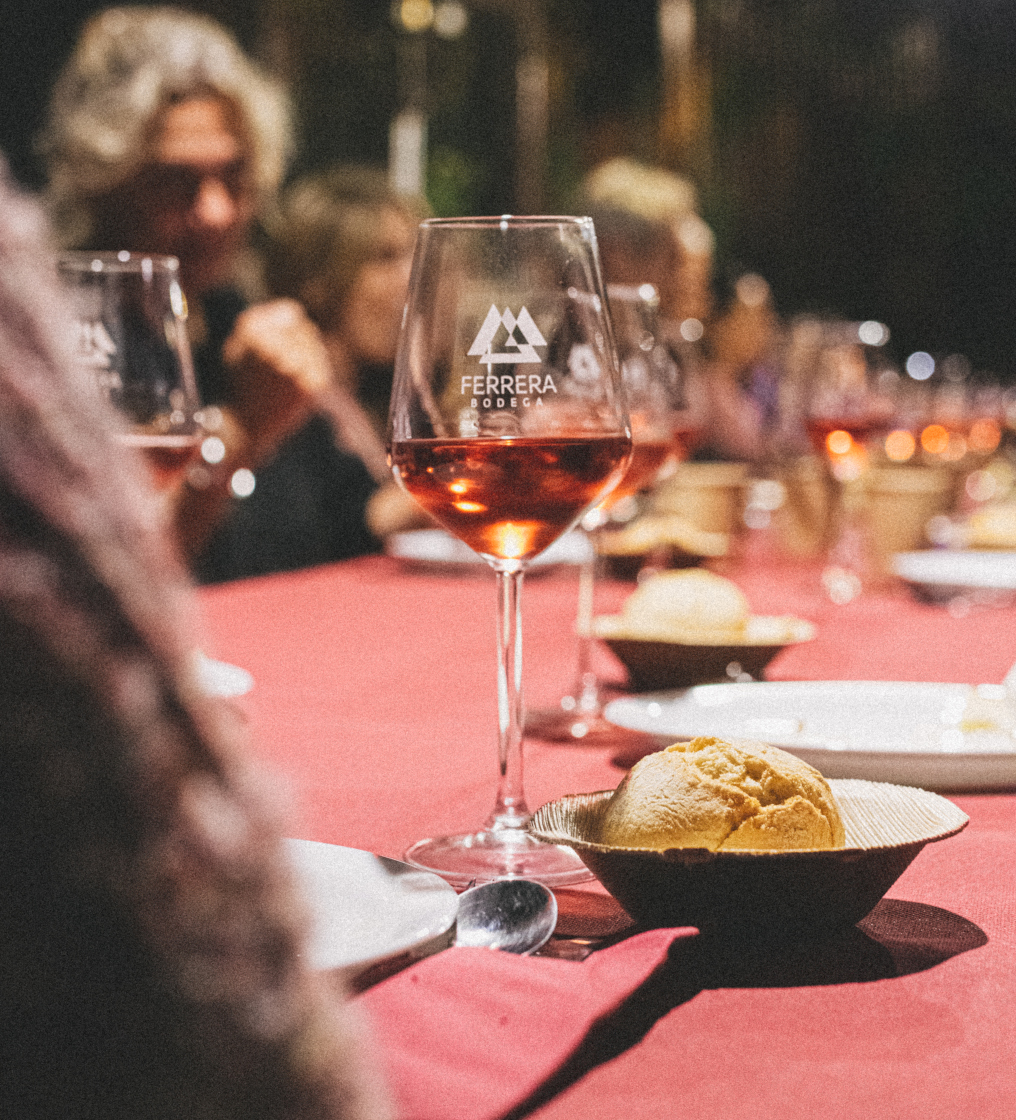 Glas Wein und Brot auf dem Tisch im Bodega Ferrera, Teneriffa.