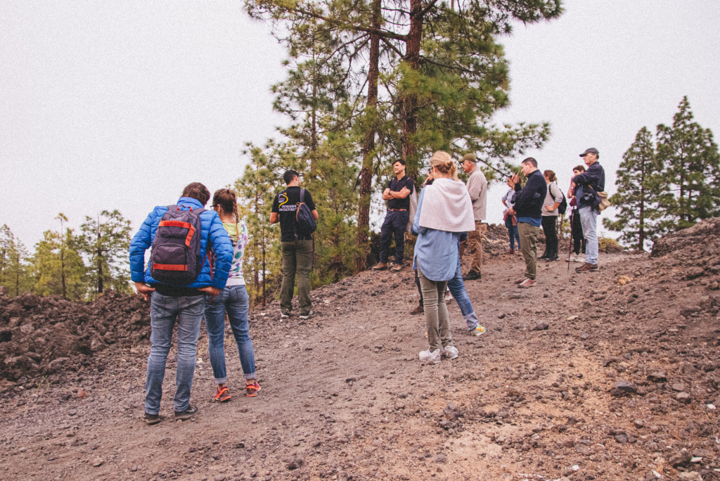 Eine Gruppe von Menschen, die auf Teneriffa einen Vulkanpfad entlanggeht.