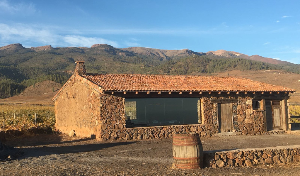 Steinhaus in der bergigen Landschaft von Teneriffa.