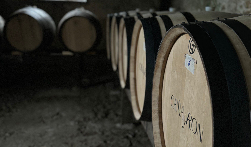 Fässer Cañarón-Rum in einem Weingut auf Teneriffa.